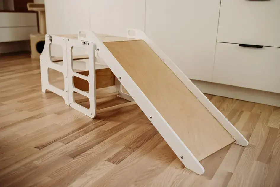 Utförsäljning Duck Woodworks, Byggbar kökspall med rutschkana, vit/natur