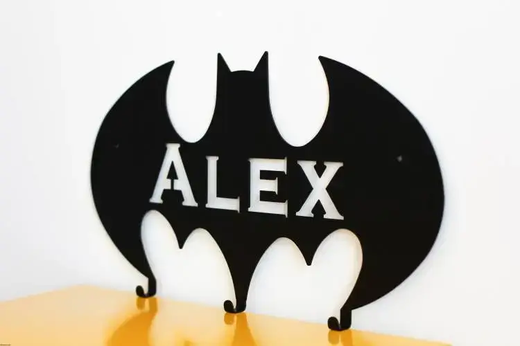 Personlig vägghängare i metall till barnrummet, batman med namn Outlet