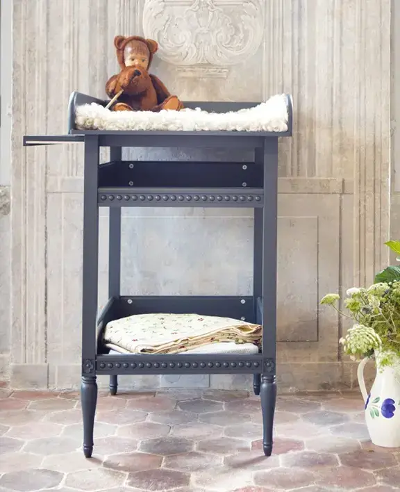 Begränsat antal Antikt skötbord med skötbädd till barnrummet, grön