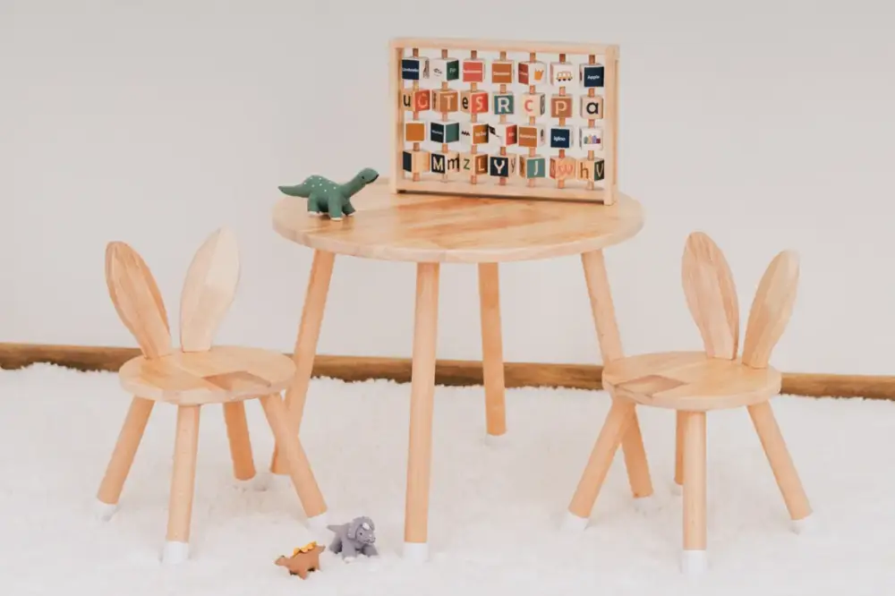 Endast denna vecka Babylove- bord med 2 kaninstolar, natur