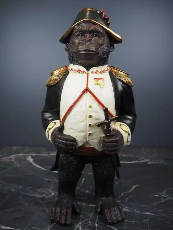 Gorilla med kläder 16.5×12x32cm Populärt val