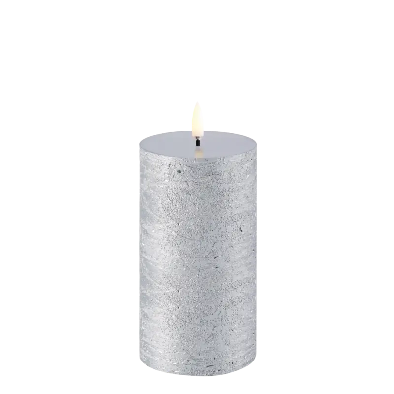Handla nu Uyuni – Led Blockljus Med Timer Metallic Silver Ø7,8x15cm