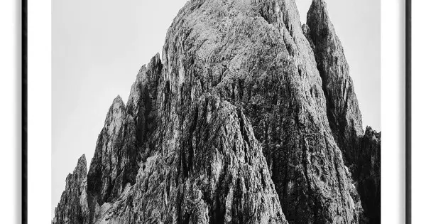 Spetsig bergstopp - Enkel svartvit poster Erbjudandepris