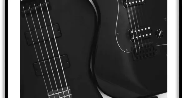 Musik poster - Svart elgitarr & elbas Beställ nu
