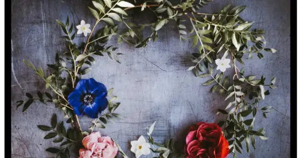 Köp nu Blomkrans - Elegant & mörkt blommotiv