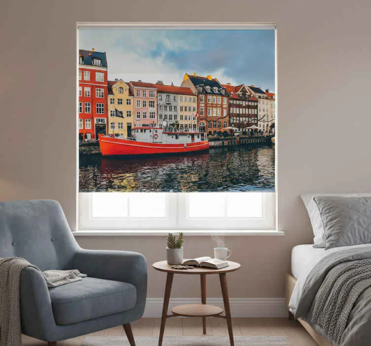 Rullgardin sovrum i vackra och färgglada nyhavn Populär